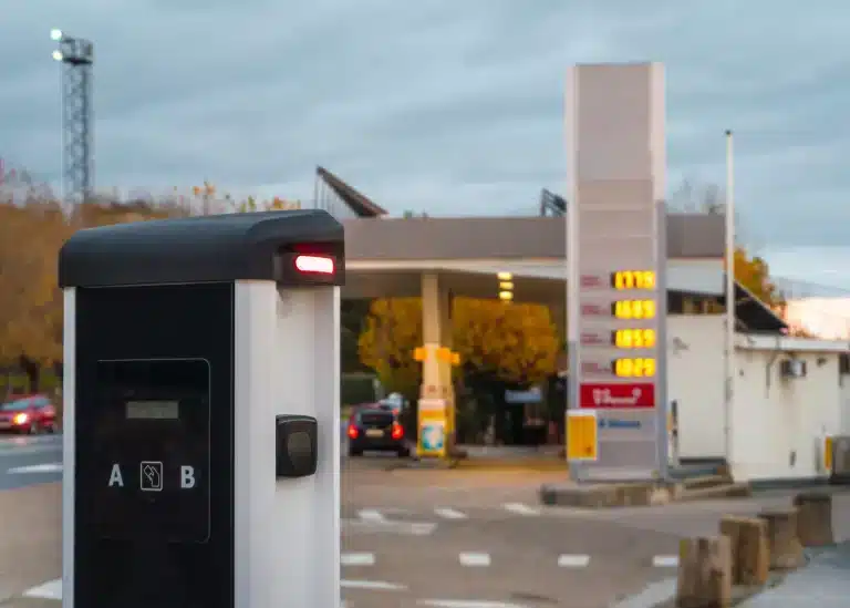 Ces géants de la distribution lancent 5 000 bornes de recharge : la révolution électrique s&rsquo;accélèrera d&rsquo;ici 2028