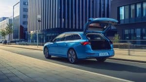 Ce break hybride Toyota transforme la route : 4,5 l/100 km, 598 L de coffre, et 15 ans de garantie pour un prix défiant toute concurrence