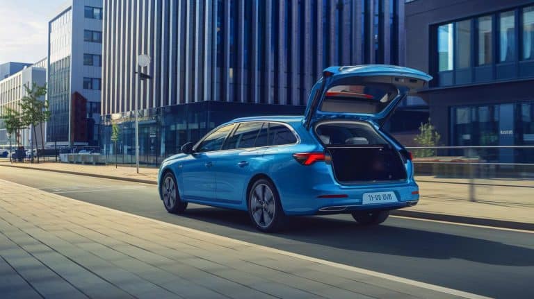 Ce break hybride Toyota transforme la route : 4,5 l/100 km, 598 L de coffre, et 15 ans de garantie pour un prix défiant toute concurrence