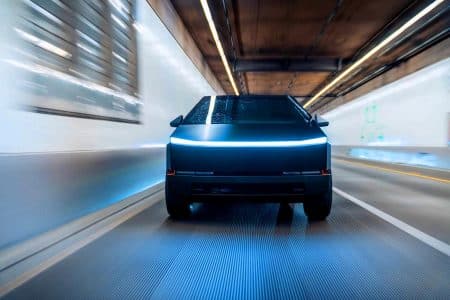Ce Cybertruck saisi au Royaume-Uni : l&rsquo;incroyable défi de Tesla face aux normes européennes ultra-strictes de 3100 kg