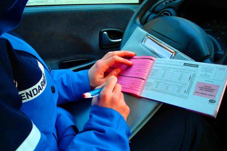 Cette doudoune qui pourrait vous coûter cher : 1 Français sur 3 en infraction au volant sans le savoir