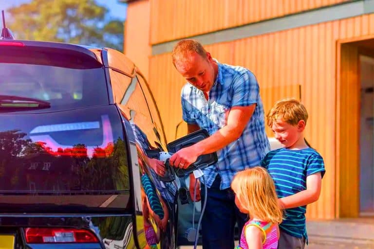 Des chercheurs de Stanford alertent : recharger son véhicule électrique la nuit à domicile pourrait poser problème