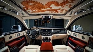 Cette Rolls-Royce Phantom Dragon époustoufle avec 1 300 fibres optiques illuminant des dragons célestes