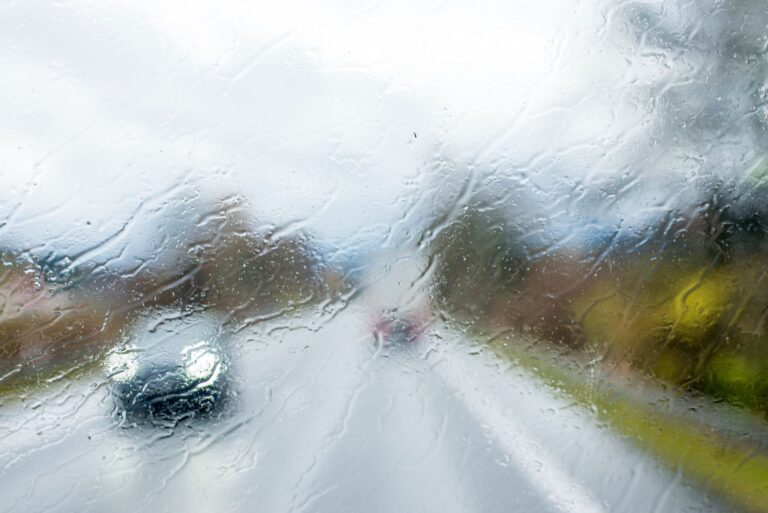 Comment conduire en toute sécurité sous la pluie ?