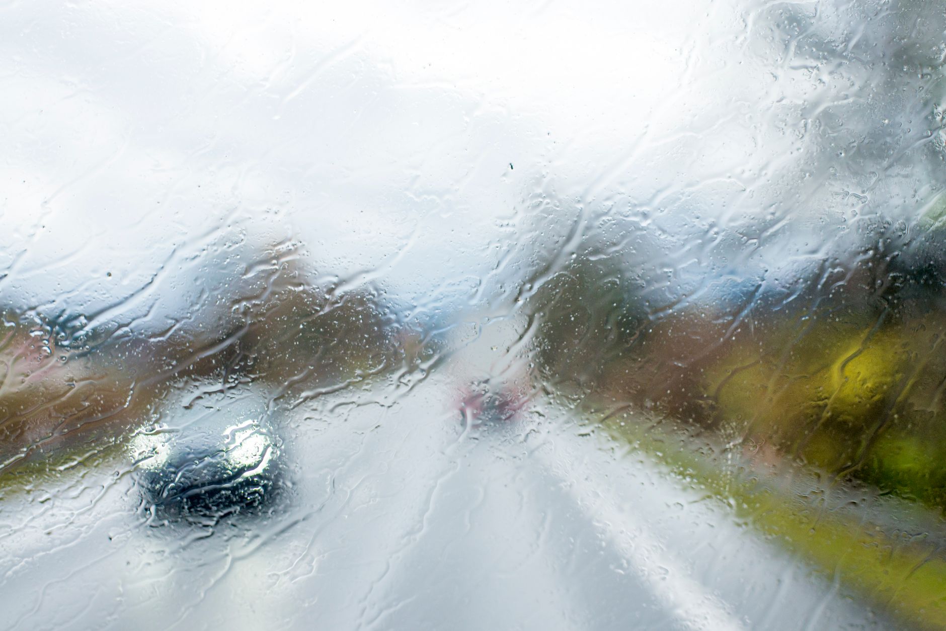 Comment conduire en toute sécurité sous la pluie ?