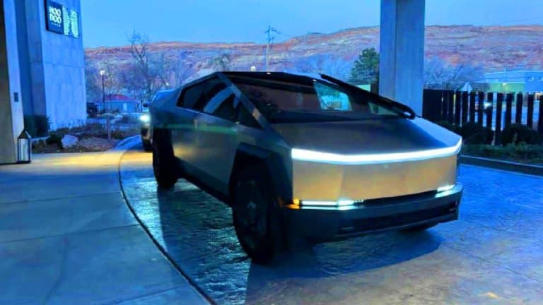 Le Cybertruck à prix cassé : Tesla abandonne son rêve à 100 000 $ et sème le doute sur son avenir premium