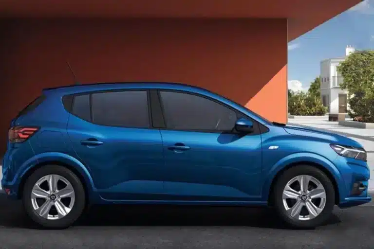 La Dacia Sandero détrône la Tesla Model Y avec 309 392 ventes, secouant le marché automobile européen en 2024