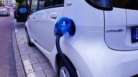 Europe : les électriques dégringolent à 13,6% en 2024, les hybrides triomphent avec une percée à 30,9% des ventes