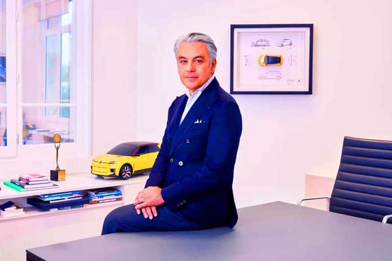 « Il n’y a plus d’argent sur les marchés européens » : Luca de Meo anticipe un boom de 40 % des voitures électriques malgré la crise d’ici 2030