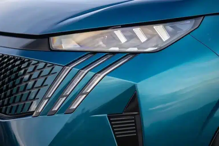 700 km d’autonomie : ce nouveau SUV électrique de Peugeot redéfinit les standards