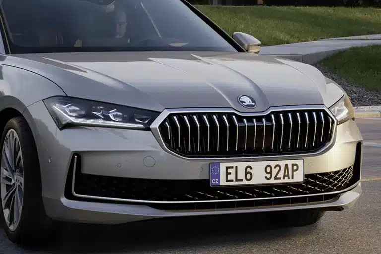 1000 km d’autonomie et le badge Zéro Émission : la tant attendue nouvelle berline hybride de Skoda fait sensation