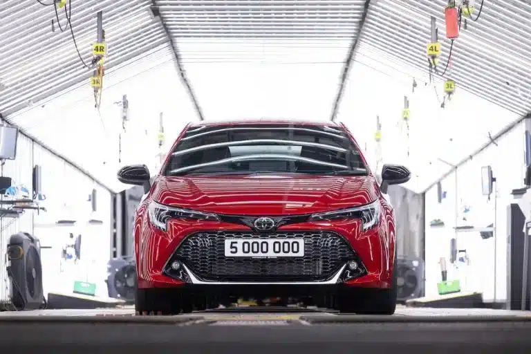 Toyota triomphe : son pari sur l’hybride explose les records de ventes 2024 et laisse ses rivaux à la traîne