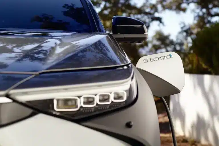 L’hybride cartonne en France : en 2024, les Français tournent le dos à l’électrique pour ces raisons inattendues