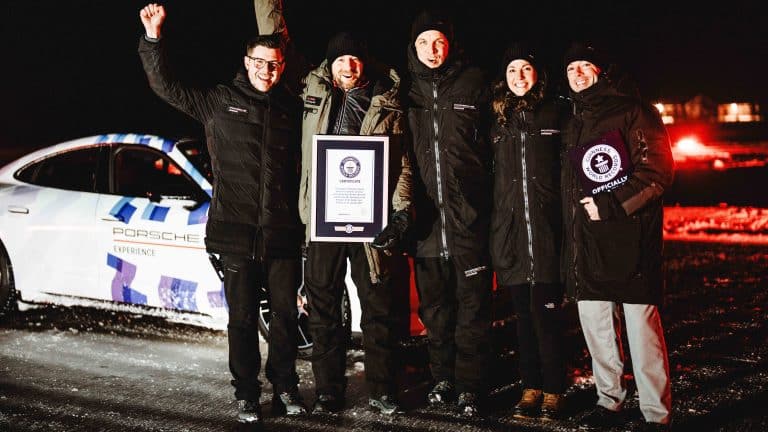 Cette Porsche Taycan explose le record du monde avec un drift sur glace à une vitesse vertigineuse