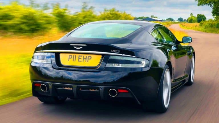Rencontrez une légende : la première Aston Martin DBS, le nirvana absolu du grand tourisme
