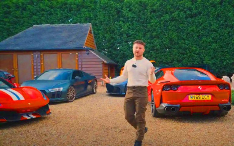 Il dévoile pour la première fois sa collection de supercars à 3 millions de dollars… et chaque modèle est plus fou que le précédent