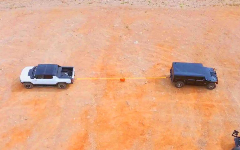 Combat des titans : le Hummer H1 et le Hummer EV s’affrontent dans un duel de traction épiqueuel de force sans vainqueur