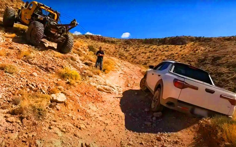Ce Hyundai piégé dans le désert déclenche « le plus grand sauvetage jamais vu » et passionne 1 million de fans sur YouTube