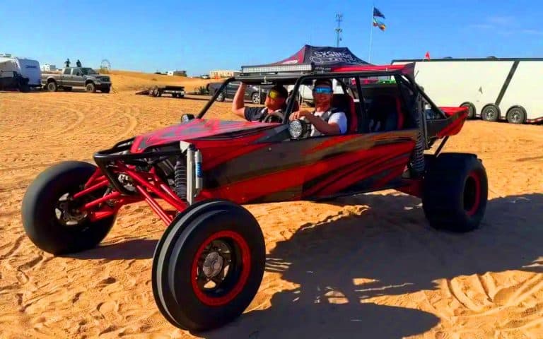 « J’ai claqué 50 000 € à l’aveugle » : ce YouTuber découvre une machine de 700 ch qui écrase les dunes