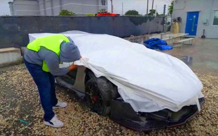 Ce YouTuber déniche une McLaren Senna à 1,5M$ dans une casse à Miami, un trésor caché parmi les épaves