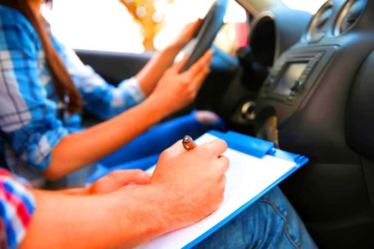 Le salaire des conducteurs de voitures-radar est bien plus bas que prévu : une réalité surprenante sur ces agents de la route