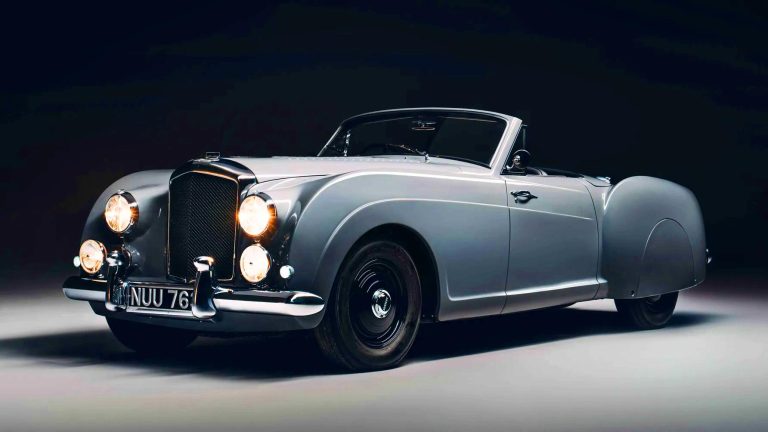 Vous n’allez pas en croire vos yeux : cette Bentley hommage à 007 pulvérise 70 ans d’histoire automobile avec son design rétro-futuriste et sa technologie hors norme