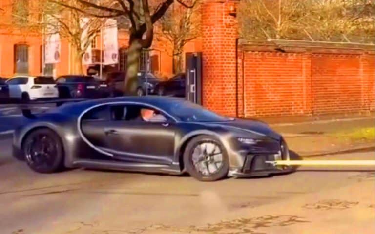 Cette Bugatti Chiron à 3 millions € défile sur une dépanneuse à Francfort : une hypercar sans plaques ni permis