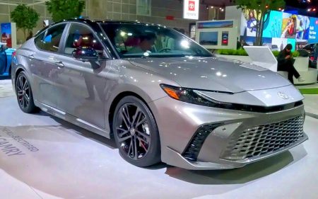 Cette femme découvre que son plein de Toyota Camry coûte 50% moins cher qu&rsquo;avec son ancienne voiture : une révolution économique