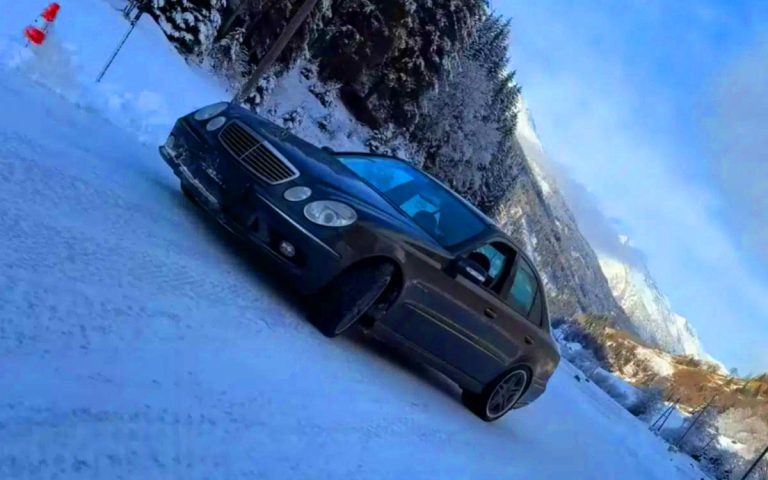 Cette Mercedes-AMG à 18 000 € : une aubaine virant au cauchemar pour ce YouTuber face à des problèmes mécaniques inattendus