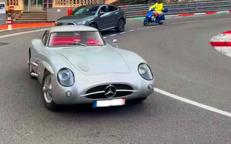 Cette Mercedes-Benz 300 SLR à 142 millions de dollars roule dans Monaco : la voiture la plus chère du monde en action