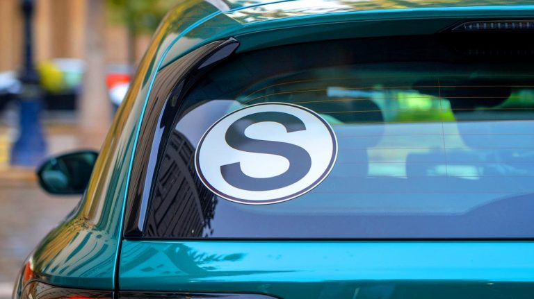 Un macaron « S » obligatoire pour les seniors au volant en 2025 ? Cette mesure fait débat et pourrait tout changer