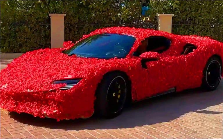 Pour la Saint-Valentin, il offre une Ferrari SF90 couverte de milliers de roses : un cadeau à plus de 500 000 € qui affole la toile