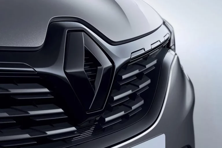 Renault adopte la stratégie hybride simple de Toyota pour 2024 : une révolution silencieuse au cœur de son avenir automobile
