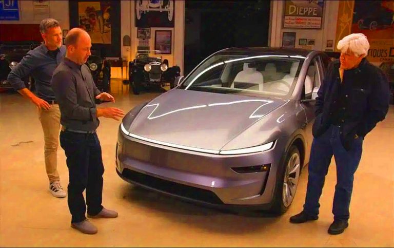 Un designer Tesla révèle pourquoi les futurs modèles pourraient abandonner leur logo… et la raison risque de diviser les fans