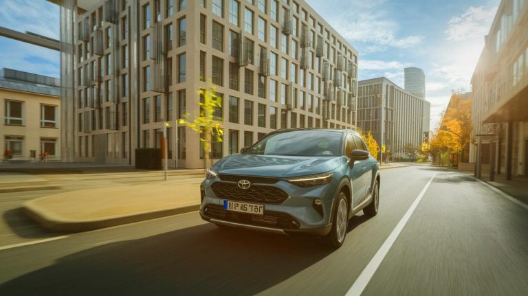 « Ce rival inattendu » : un SUV à prix cassé et étiquette ECO détrône Toyota et secoue le marché auto