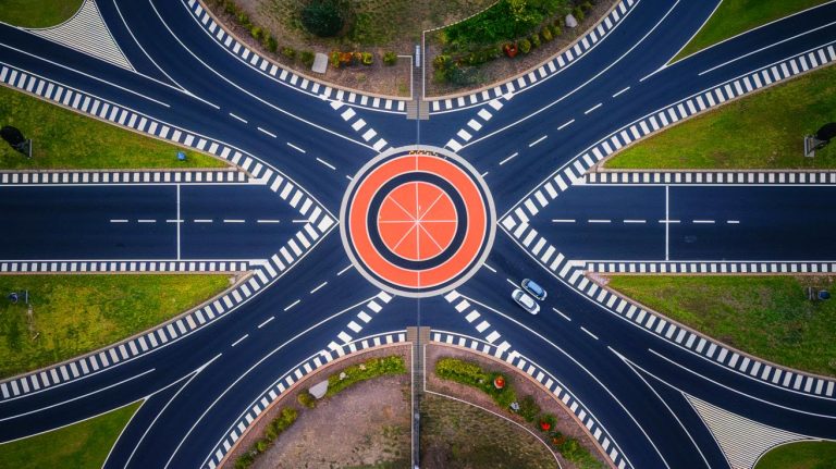 Ce rond-point spectaculaire en France, aussi vaste qu&rsquo;un stade, promet une expérience de conduite jamais vue auparavant