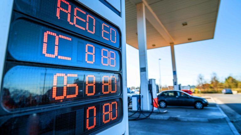 « Cette baisse inattendue affole les experts » : le prix du carburant plonge mais menace de flamber à nouveau demain