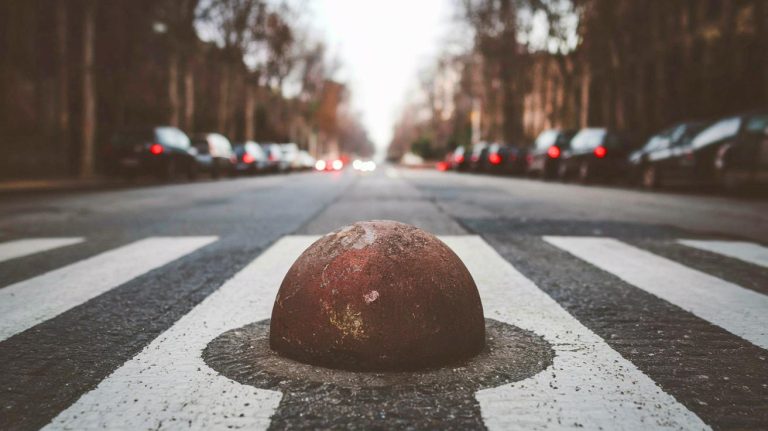 « Illégal à 90 % » : ce simple détail pourrait rendre quasiment tous les ralentisseurs en France hors-la-loi et bouleverser la sécurité routière