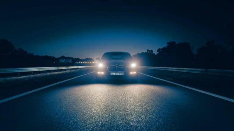 « Immoralité routière » : ces appels de phares enflamment un préfet furieux