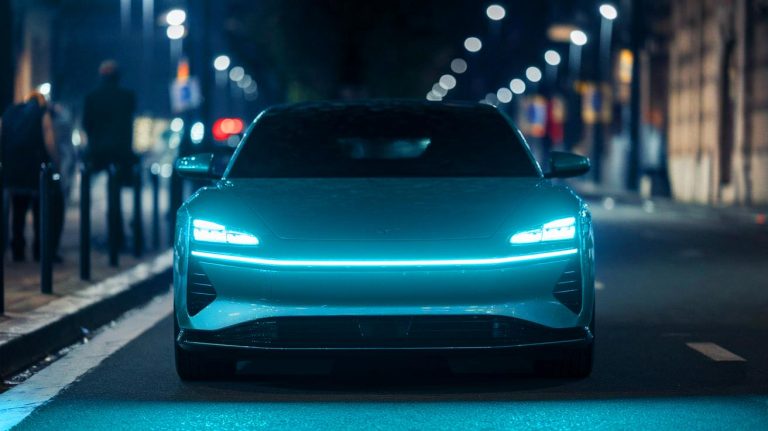 « Jamais vu auparavant » : ces voitures futuristes aux feux turquoise hypnotiques révolutionnent la route et captivent les regards