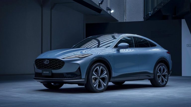 « La révolution automobile est en marche » : ce SUV coupé japonais hybride promet un luxe abordable et un design éblouissant