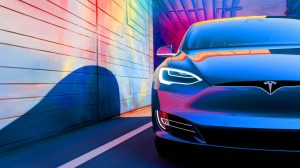 « Piégée par un mur peint » : cette Tesla se retrouve dans une impasse surprenante et déclenche une tempête médiatique