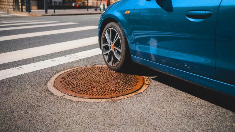 « Un piège inattendu » : cette simple plaque d&rsquo;égout peut vider votre compte en un instant