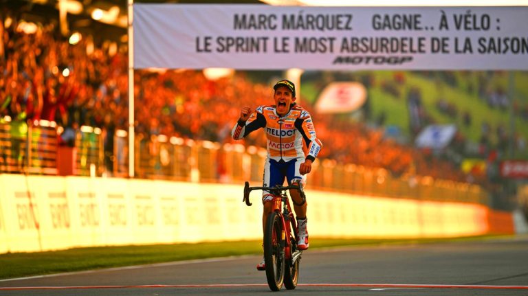 La course la plus surréaliste de l&rsquo;année : Marc Márquez triomphe en pédalant à vélo sur la piste MotoGP et crée la sensation