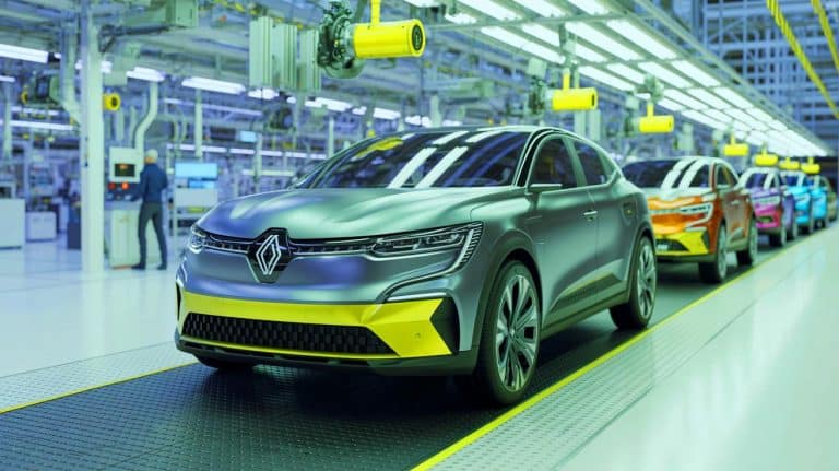 Renault plonge dans la tempête économique avec des embauches gelées jusqu&rsquo;à fin 2025 : « C&rsquo;est une trahison pour nos 18000 employés français »