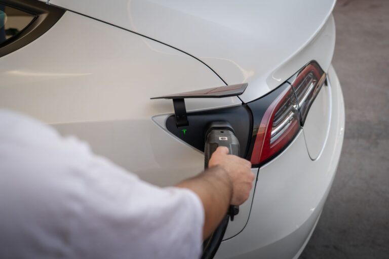 La révolution des voitures électriques : vers la fin des moteurs à combustion ?