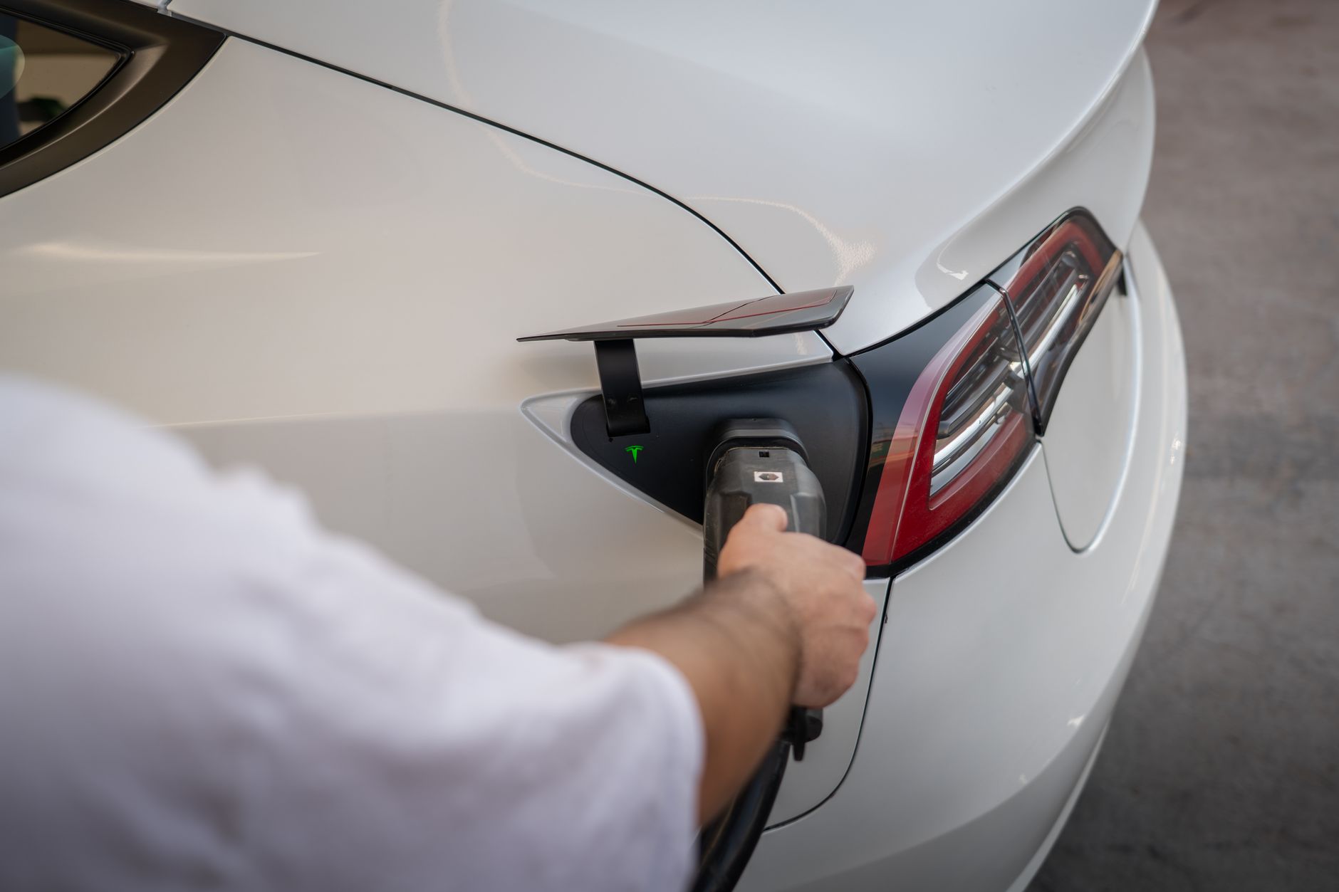La révolution des voitures électriques : vers la fin des moteurs à combustion ?