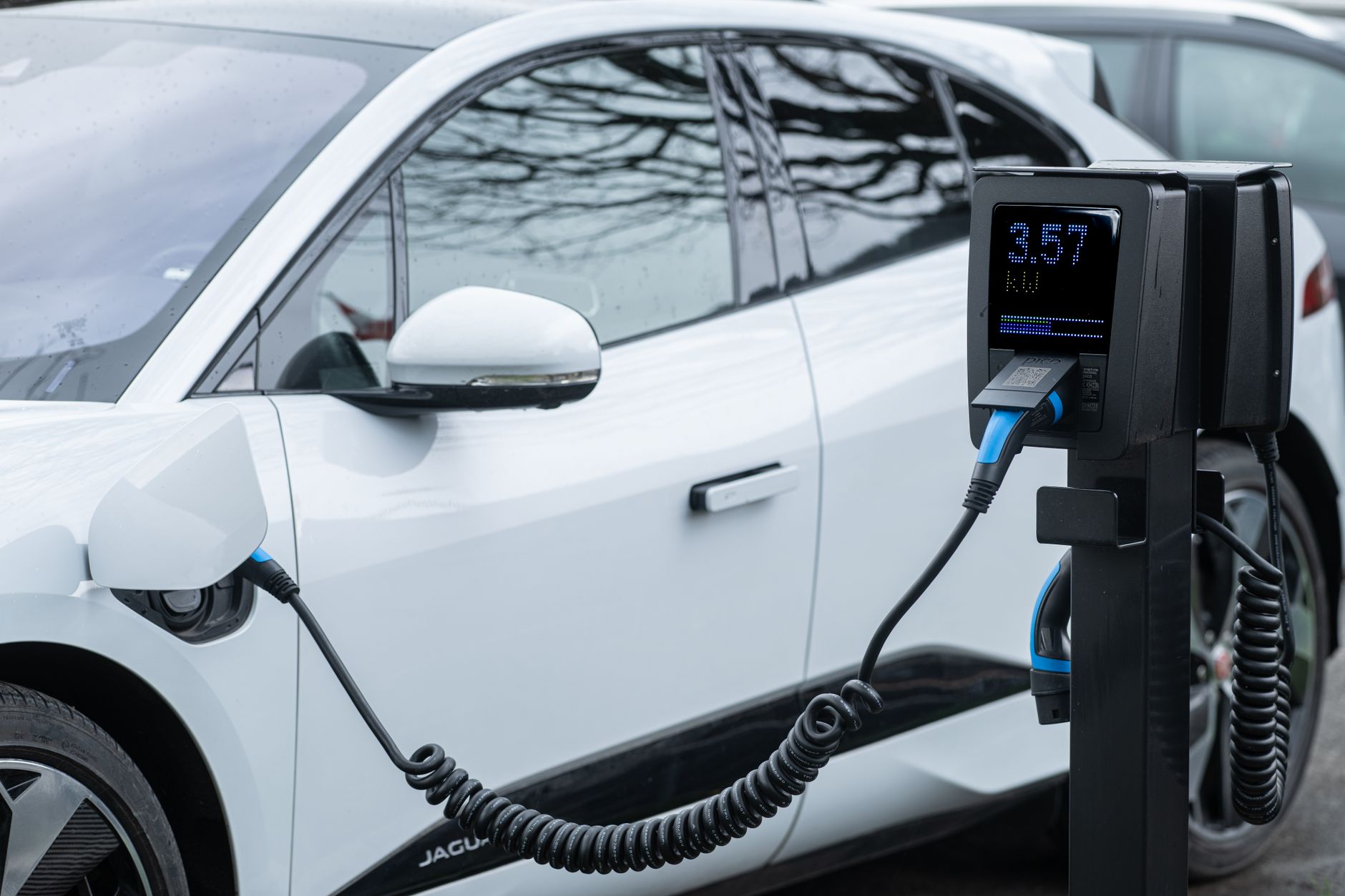 Gros plan d'un véhicule électrique en charge à une borne, présentant une technologie économe en énergie.