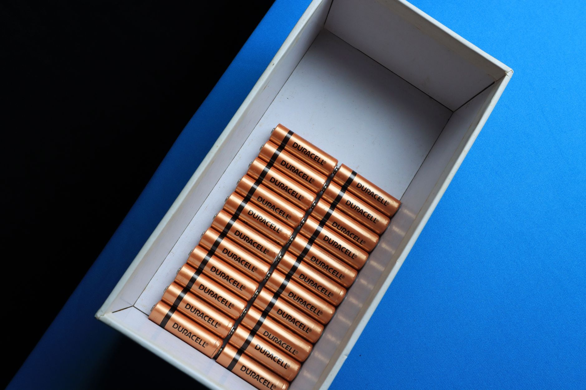 Cellules de batterie rangées dans une boîte
