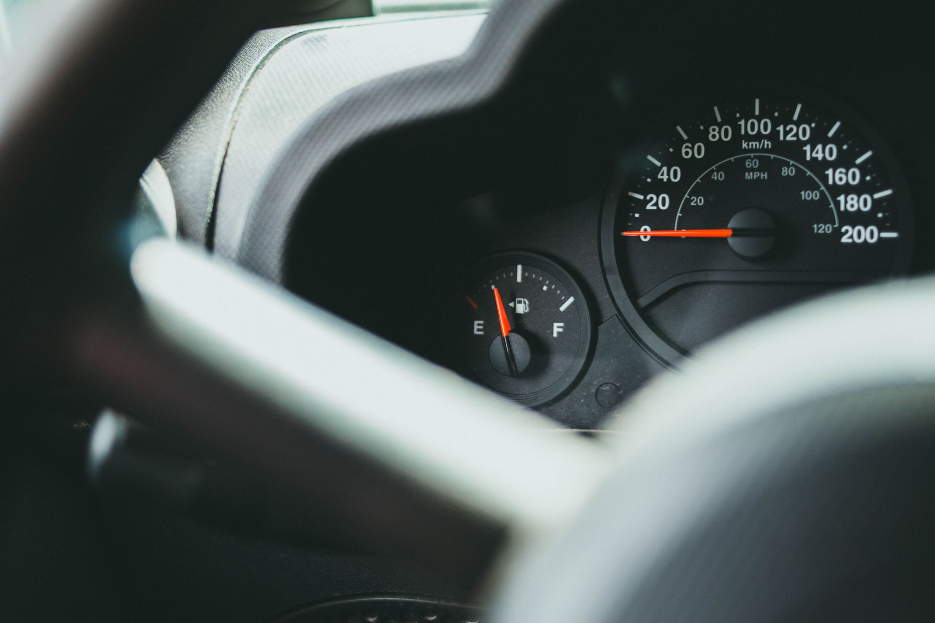 Compteur de vitesse et jauge de carburant éclairés sur un tableau de bord de voiture
